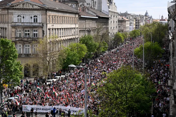 Magyar szerint a helyszínt biztosító rendőri vezetők mondták neki, hogy 250 ezren voltak a Nemzeti Meneten