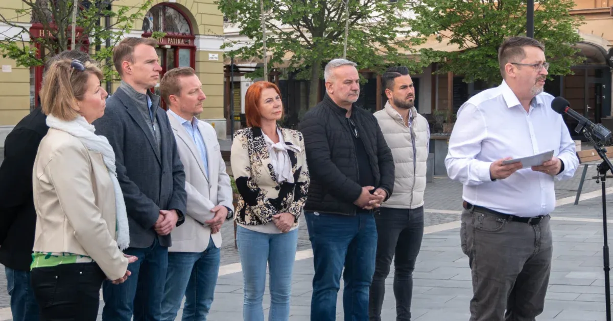 Az egri polgármesternek tiltakozó nyilatkozatot akartak átadni helyi képviselők, de Mirkóczki Ádám bezárkózott az irodájába