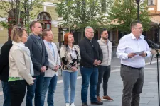 Az egri polgármesternek tiltakozó nyilatkozatot akartak átadni helyi képviselők, de Mirkóczki Ádám bezárkózott az irodájába