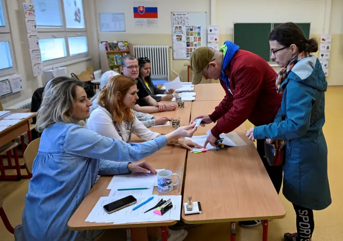 Szavazás az elnökválasztás második fordulójában Szencen – Fotó: Radovan Stoklasa / Reuters