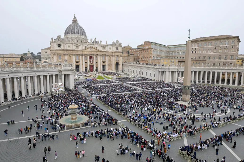Ferenc pápa méltóság elleni bűnnek tartja az abortuszt, a béranyaságot és a nemváltást
