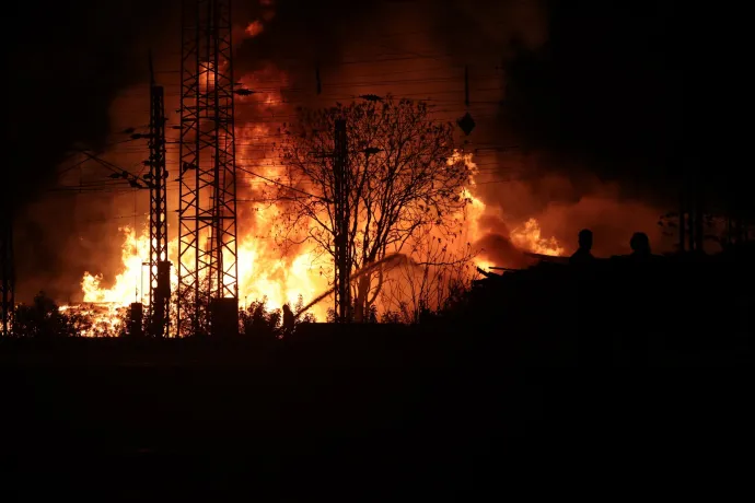 Tűz volt Rákosrendezőn, vasúti talpfák gyulladtak ki