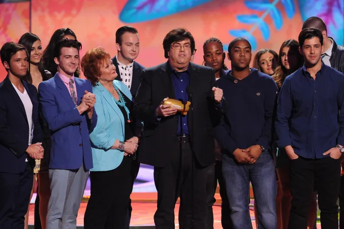Dan Schneider a Kids Choice Awards életműdíjának átvételekor 2014-ben, mellette balra, kék zakóban Drake Bell – Fotó: Kevin Winter / Getty Images