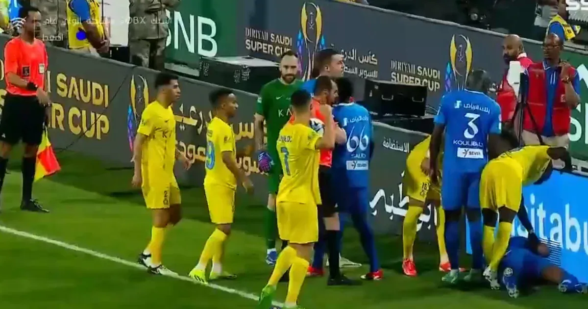 Cristiano Ronaldo az öklét rázta a bíró felé, miután dulakodás miatt kiállította