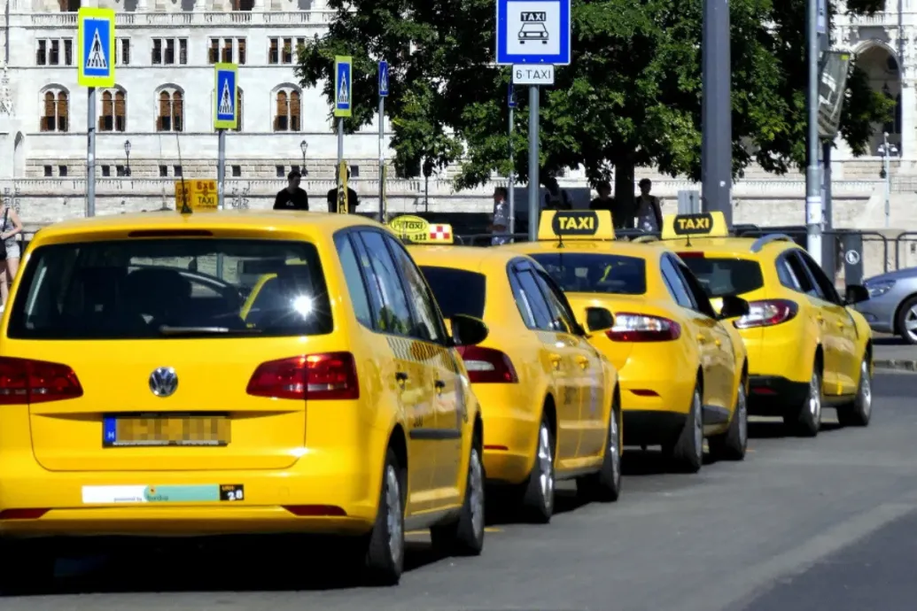 Jogosítvány nélküli, vezetéstől eltiltott, drog hatása alatt álló taxist kapcsoltak le a rendőrök