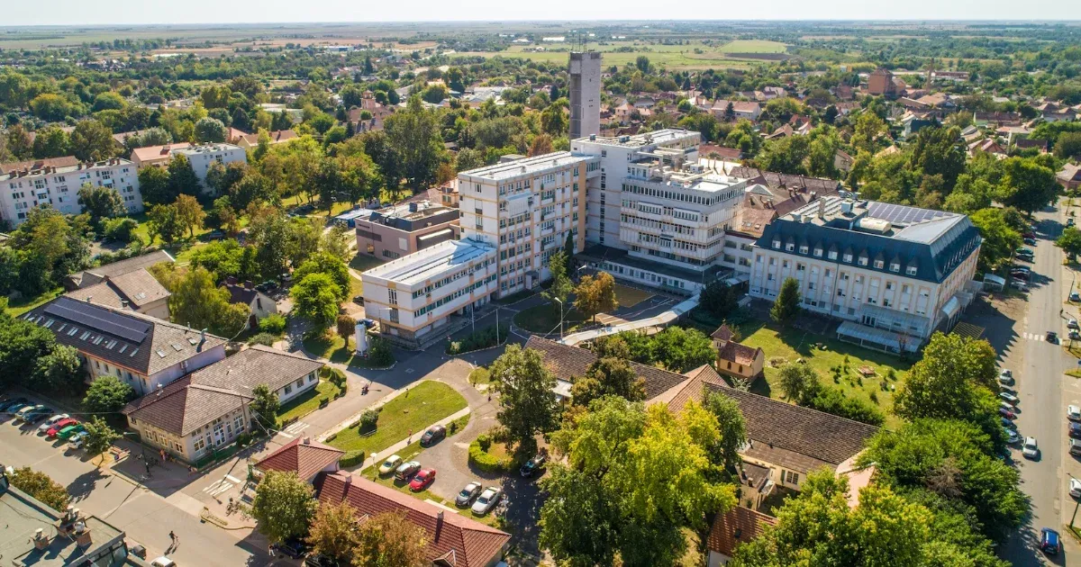 Kézrátétellel gyógyítanak az Orosházi Kórház Egészségfejlesztő Irodájában