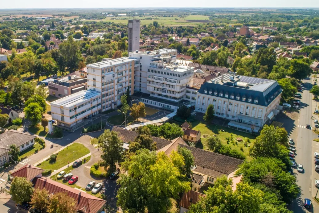 Kézrátétellel gyógyítanak az Orosházi Kórház Egészségfejlesztő Irodájában