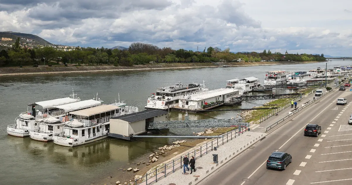 Ellehetetlenüléstől rettegnek a fővárosi hajósok, szó szerint megkongatták a vészharangot