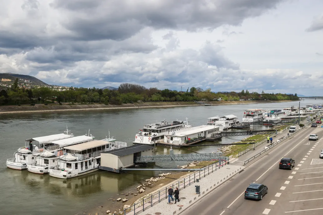 Ellehetetlenüléstől rettegnek a fővárosi hajósok, szó szerint megkongatták a vészharangot