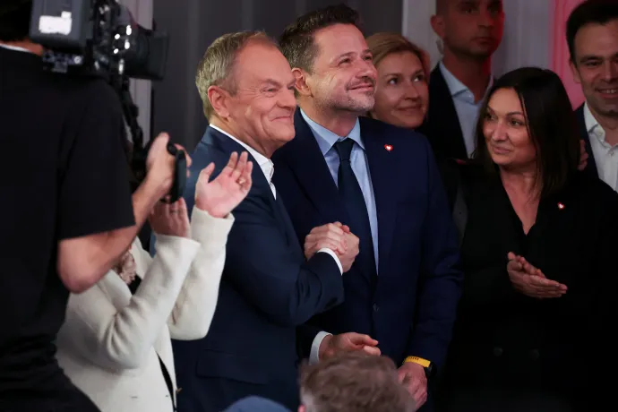 Donald Tusk lengyel kormányfő, a Civil Platform (PO) párt elnöke (j) és Rafał Trzaskowski, Varsó polgármestere, a párt alelnöke kezet fog a lengyel helyhatósági választások első fordulójának estéjén Varsóban 2024. április 7-én – Fotó: Kacper Pempel / Reuters