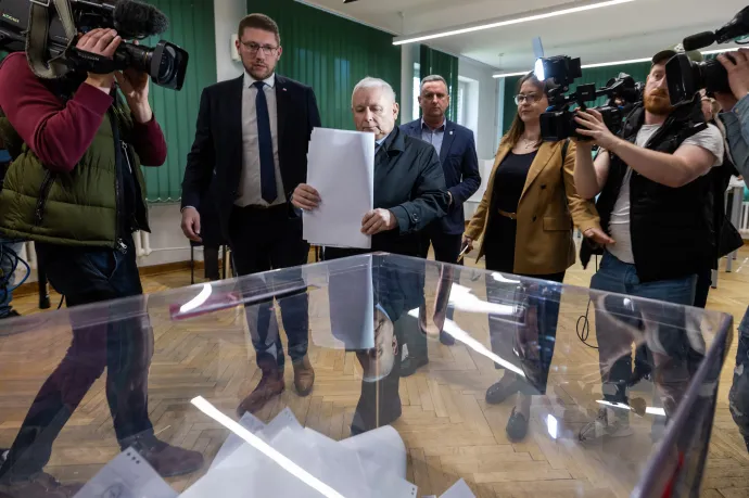 Jaroslaw Kaczyński, a lengyel ellenzéki Jog és Igazságosság Pártjának (PiS) elnöke szavaz Varsóban 2024. április 7-én – Fotó: Andrzej Iwanczuk / NurPhoto / AFP