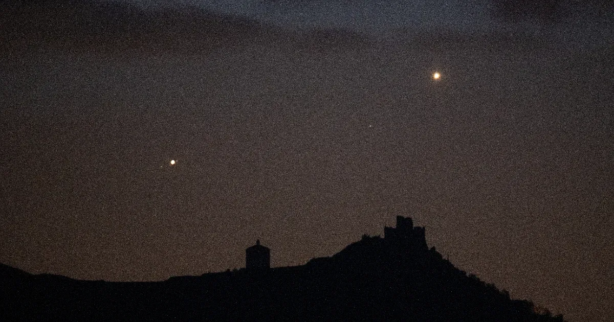 A Hold, a Jupiter, az Uránusz és egy üstökös együttállását figyelhetjük meg ma este