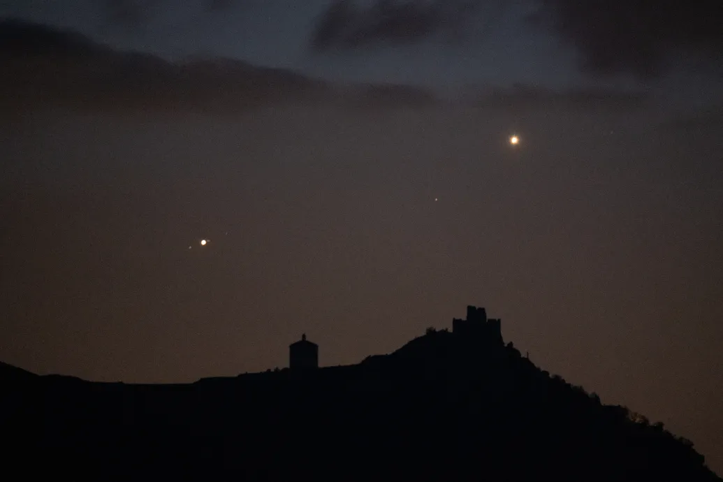 A Hold, a Jupiter, az Uránusz és egy üstökös együttállását figyelhetjük meg ma este