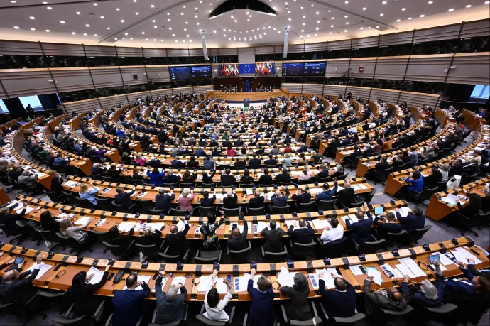 Balhéval, helyenként épphogy, de megszavazta az uniós migrációs csomag kulcselemeit az EP
