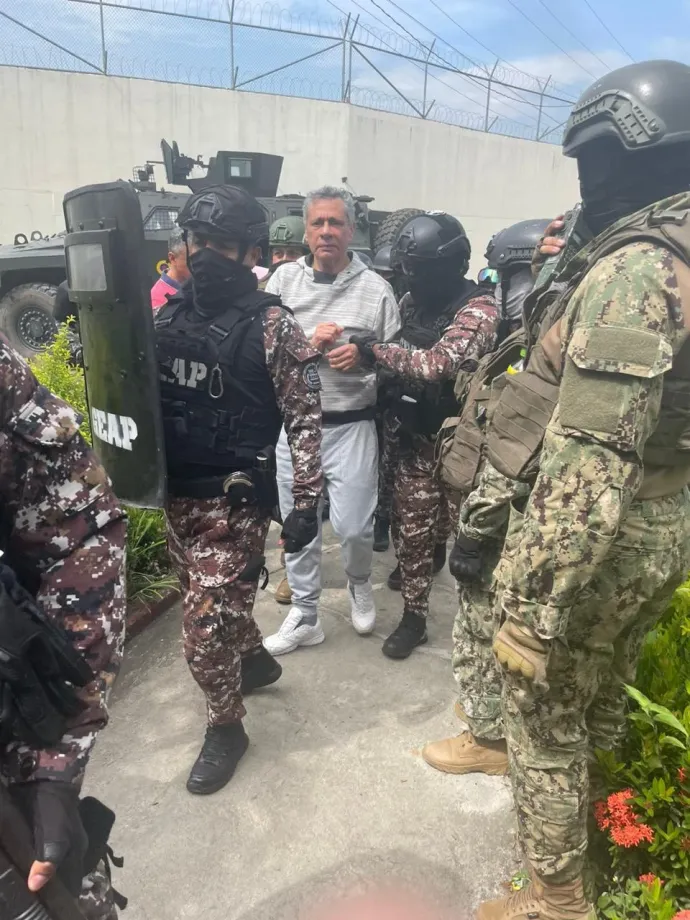 A rendőrség őrizetbe veszi Jorge Glas volt ecuadori alelnököt Quitóban 2024. április 6-án – Fotó: National Police of Ecuador / Handout / Anadolu / Getty Images