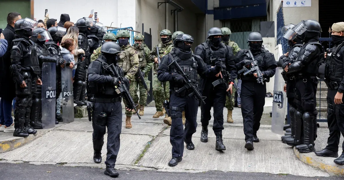 Nagy vihart kavart, hogy Ecuador kommandósokkal rángatta ki volt alelnökét egy nagykövetségről