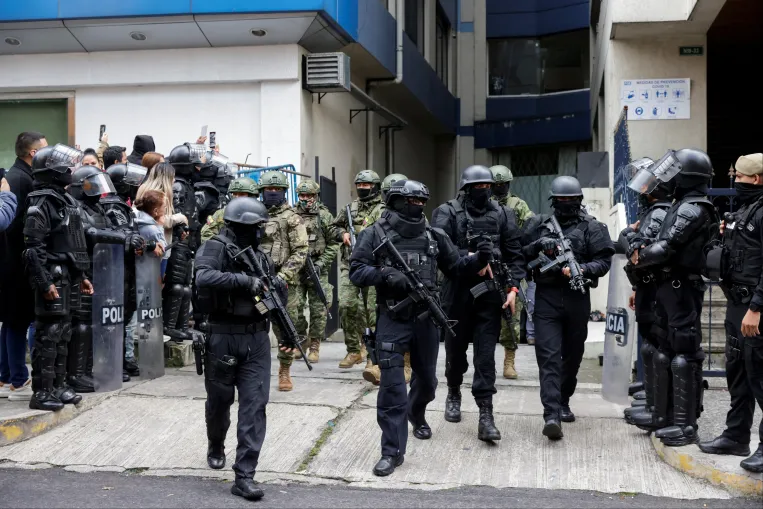 Nagy vihart kavart, hogy Ecuador kommandósokkal rángatta ki volt alelnökét egy nagykövetségről