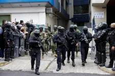 Nagy vihart kavart, hogy Ecuador kommandósokkal rángatta ki volt alelnökét egy nagykövetségről