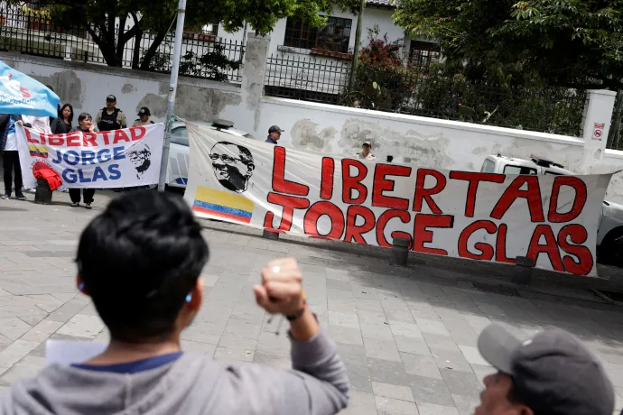 Jorge Glas volt ecuadori alelnök szabadon engedését követelő tüntetők Mexikó ecuadori nagykövetsége előtt az őrizetbe vétel napján 2024. április 6-án – Fotó: Karen Toro / Reuters