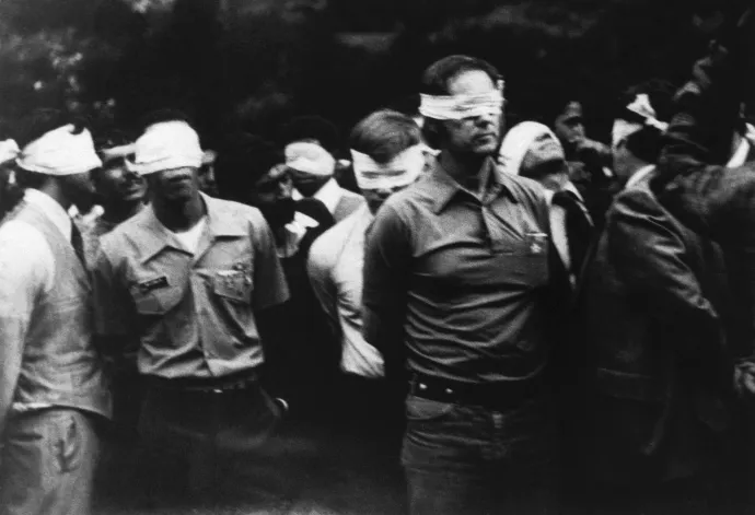 Az amerikai nagykövetség elfoglalása után túszul ejtett dolgozók Teheránban 1979-ben – Fotó: Bettmann / Getty Images
