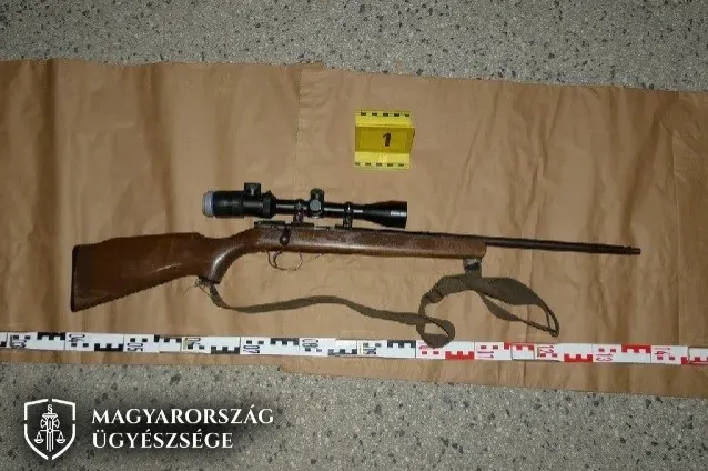 Egy kerítés tövében guggolva tartott fegyvert az elhaladó autókra egy ittas férfi