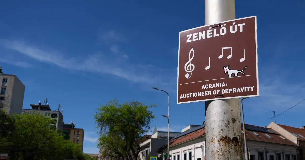 Zenélő utat avattak a kétfarkúak Pécsen, a táblájuk egy hétig sem jelezhette az úthibát