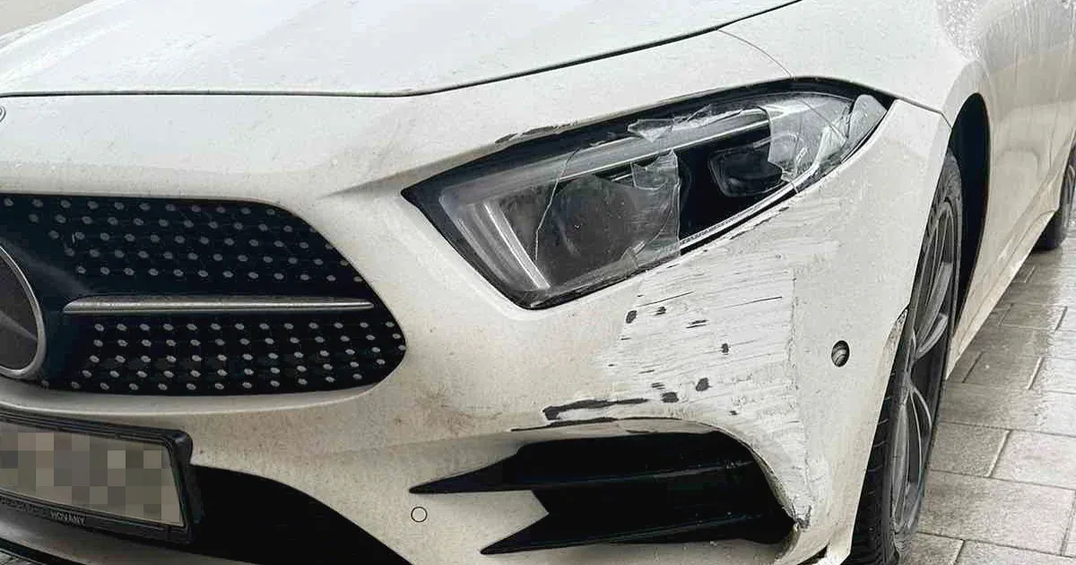 Balázs Mercedese három hónapja áll a szervizben, egy egyszerű alkatrészt nem tudnak beszerezni