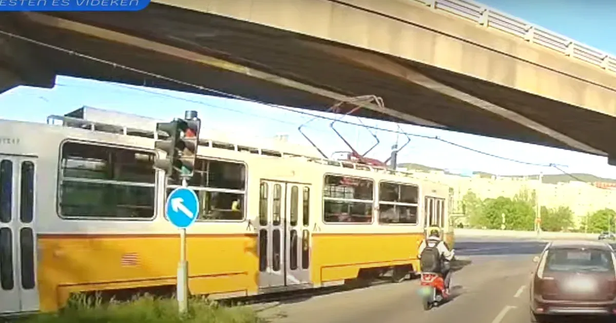 Fegyelmi várhat a villamosvezetőre, aki majdnem elütött egy robogóst a Flórián téren