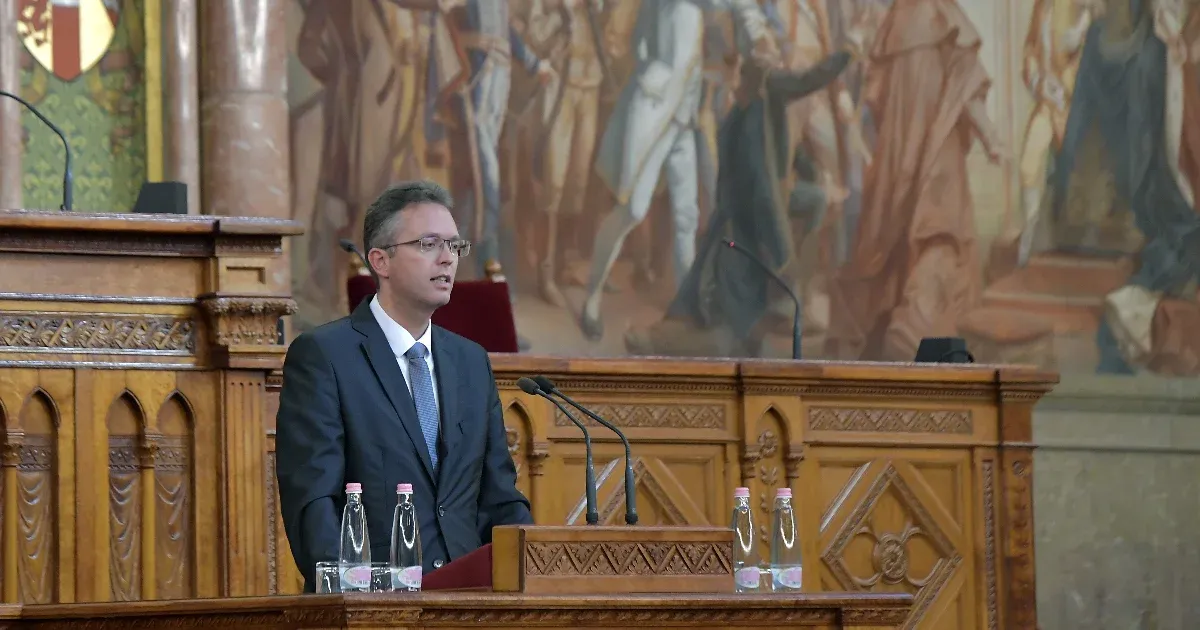 A felsőoktatási dolgozók a bérpapírjaikkal vonultak a minisztériumhoz, hogy Hankóval tárgyaljanak