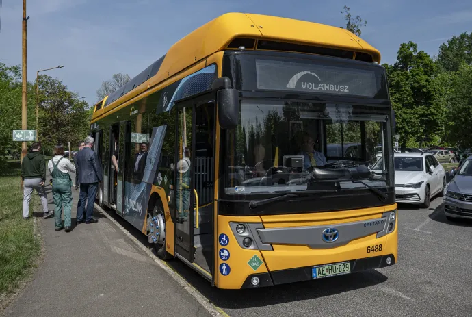 A vendégeket szállító, hidrogén meghajtású autóbusz a Mol százhalombattai zöldhidrogén-üzeménél az átadóünnepség napján, 2024. április 11-én – Fotó: Szigetváry Zsolt / MTI