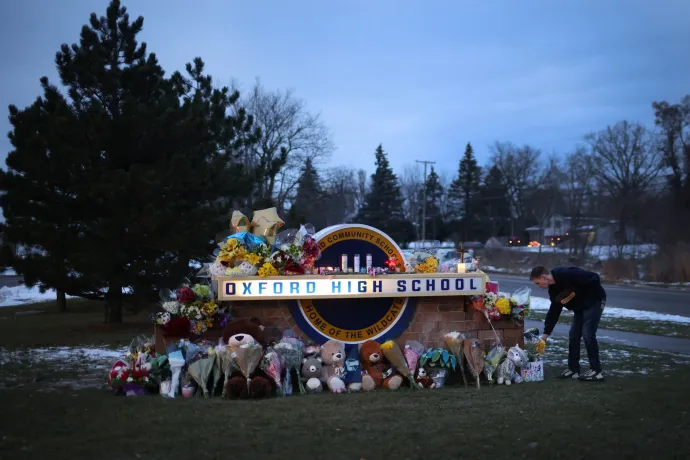 Virágok az Oxford High School előtt a tragédia másnapján 2021. december 1-én – Fotó: Scott Olson / Getty Images / AFP