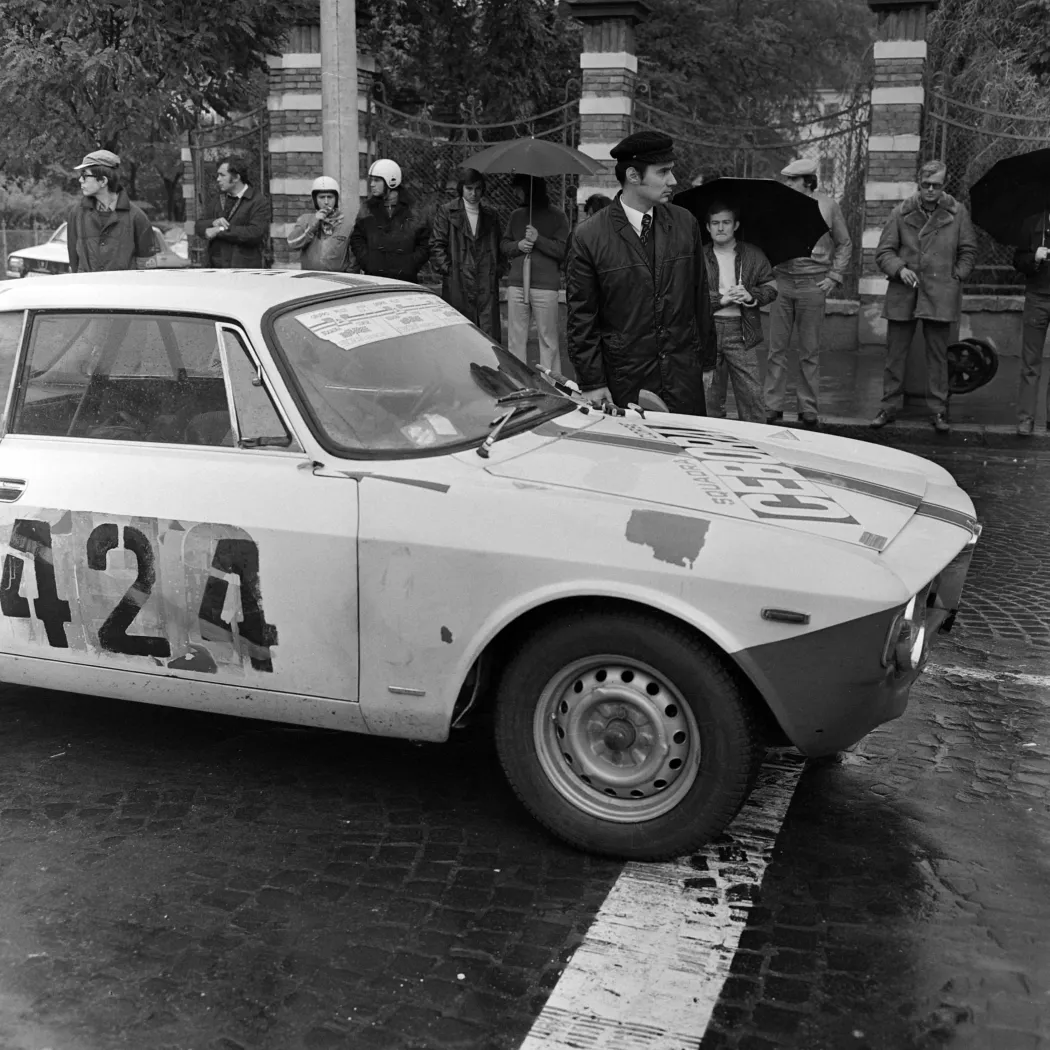 Egy Alfa Romeo GTA várakozik – Fotó: Igazság / Minerva Fotóarchívum