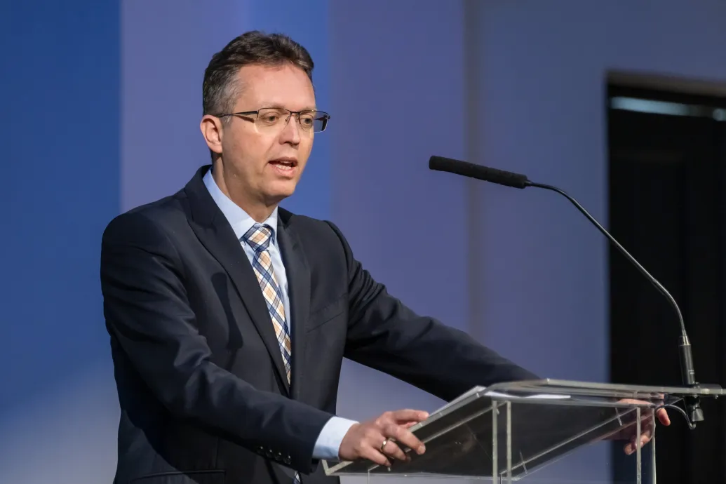 Türelmet kér a kormány, mert „szeretnék emelni a felsőoktatási béreket, de a háború miatt nem tudják”