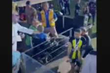 Veszített a csapata, ostorral csapott az egyik focistára egy dühös szurkoló Szaúd-Arábiában