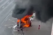 Villanyoszlopnak csapódott és nagy lángokkal égett egy autó a Váci úton