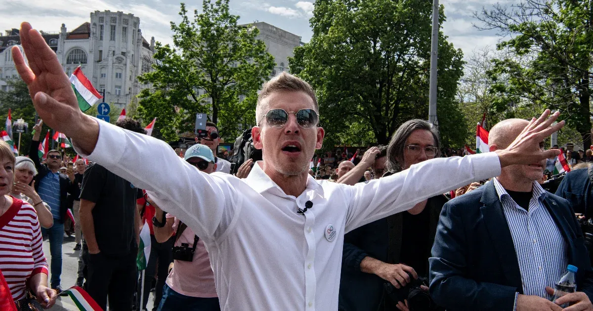 A Tisza-párt rajongói Magyar Péternek öltözve készülnek a debreceni tüntetésre