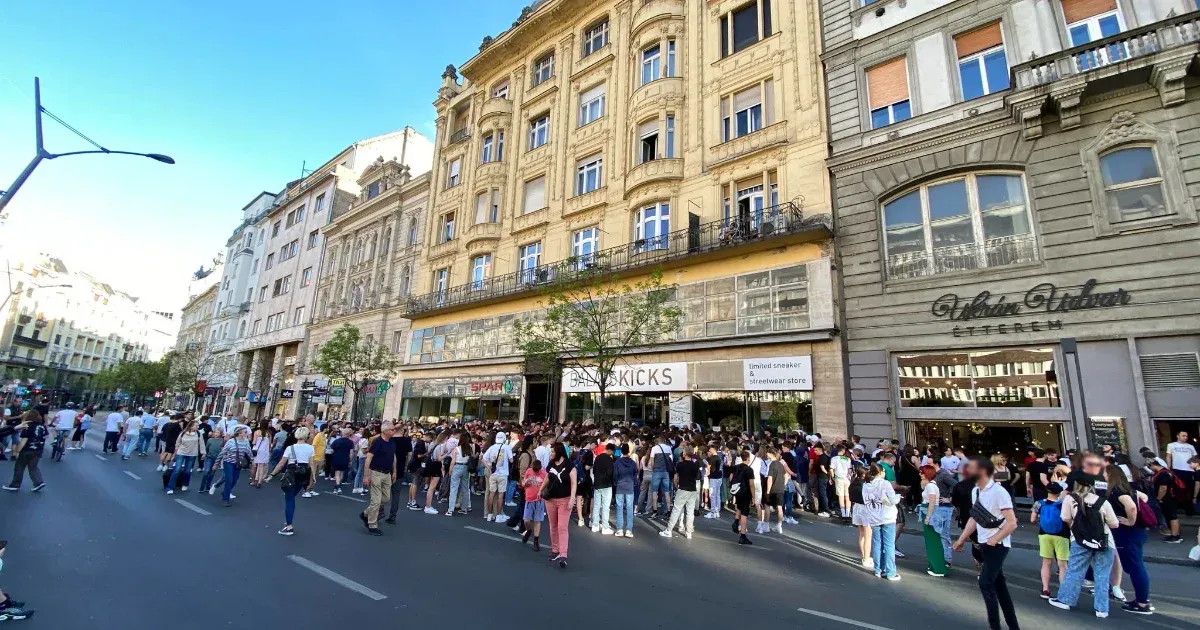 The crowd even stood on the road in front of the most popular shoe store in Budapest on Saturday