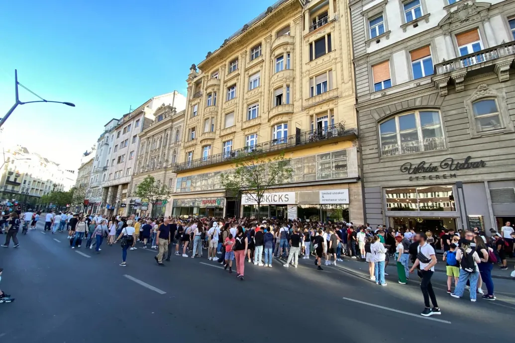 Még az úttesten is állt a tömeg szombaton a legfelkapottabb budapesti cipőbolt előtt