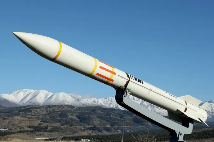 Iráni rakéta bemutatója Teheránban 2024. február 17-én – Fotó: Iráni Védelmi Minisztérium/ WANA / Handout via Reuters