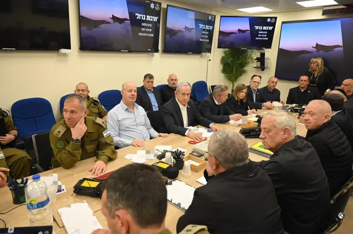 Az izraeli háborús kabinet ülése 2024. április 14-én – Fotó: Israeli Prime Minister Office / Handout via AFP