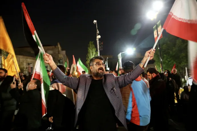 Egy teheráni férfi ünnepli az Izrael elleni iráni csapást 2024április 14-én Fotó: Fatemeh Bahrami / Anadolu via AFP
