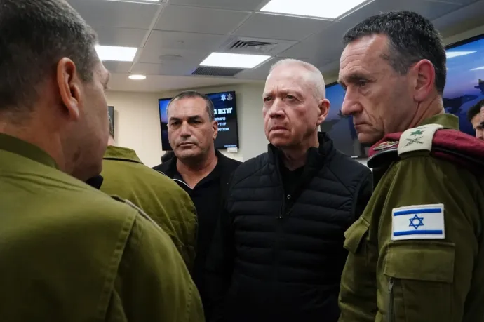 Joáv Gallant izraeli védelmi miniszter Herzi Halevivezérkari főnök társaságában az iráni támadásra 2024. április 13-án éjjelösszehívott háborús kabinet ülésén Fotó: Izraeli Védelmi Minisztérium viaGettyImages