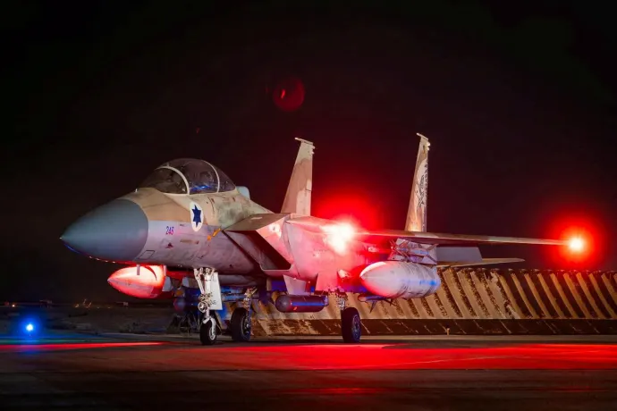 Az iráni támadás elhárításában résztvevő egyik izraeli F-15-ösvisszatér a támaszpontjára Fotó: IDF via Reuters