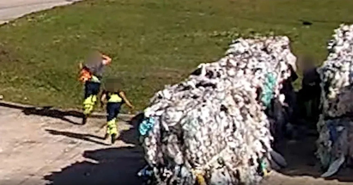 Viccből locsolt meg benzinnel egy égő csikket, lángra kapott tőle kollégájának ruhája
