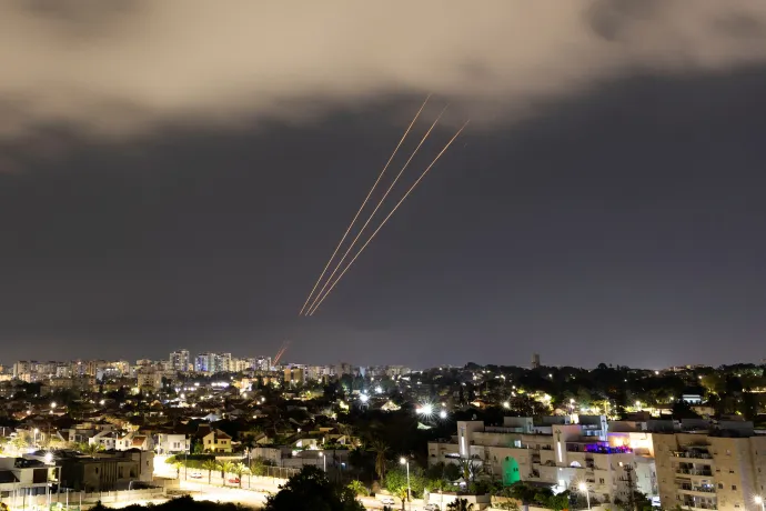 Az izraeli légvédelmi rendszer tüzel az iránból kilőtt rakátákra 2024. április 14-én Ashkelonban – Fotó: Amir Cohen / Reuters