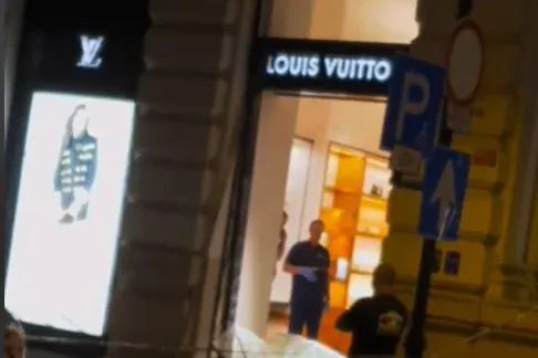 Felnyomták az Andrássy úti Louis Vuitton-üzletet hétfőn hajnalban