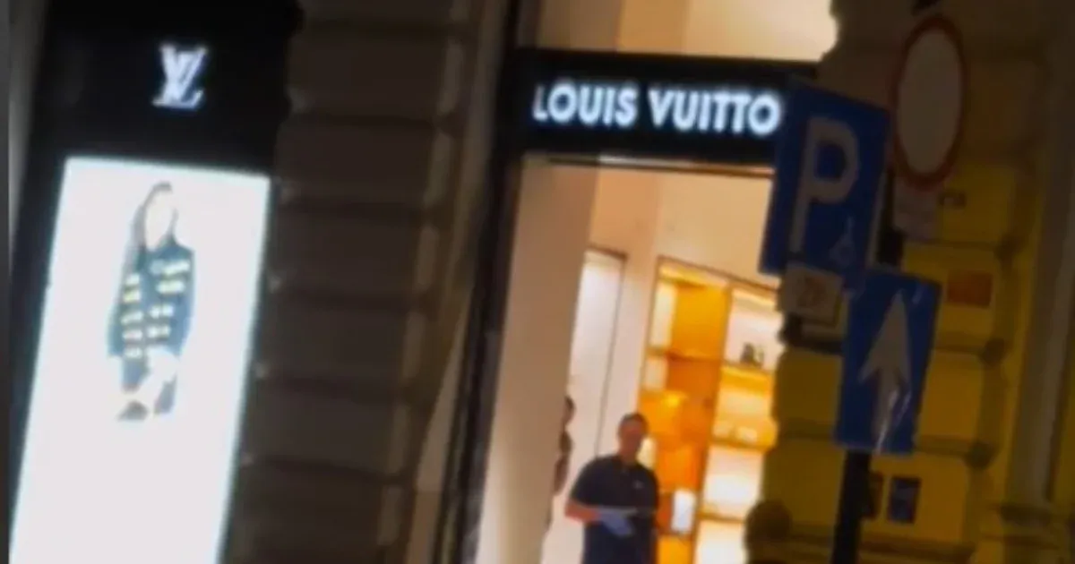 Felnyomták az Andrássy úti Louis Vuitton-üzletet hétfőn hajnalban