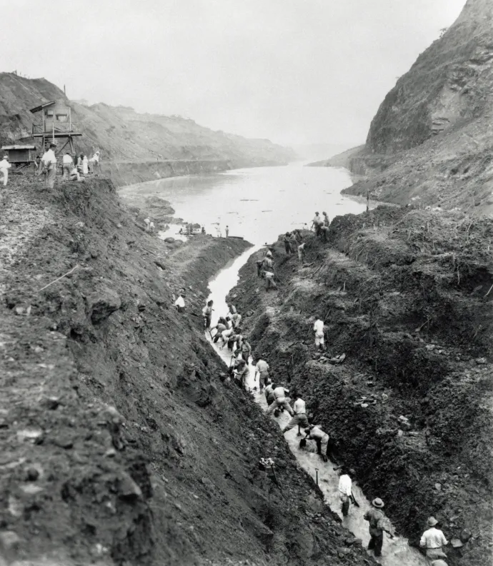 A munkások kézzel vágják át a Cucarachát a Panama-csatorna Gaillard vágatának építése során 1913 októberében – Fotó: Corbis / Getty Images