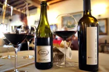 Egy olasz étteremben egy palack bort kapnak a vendégek, akik leadják a telefonjukat