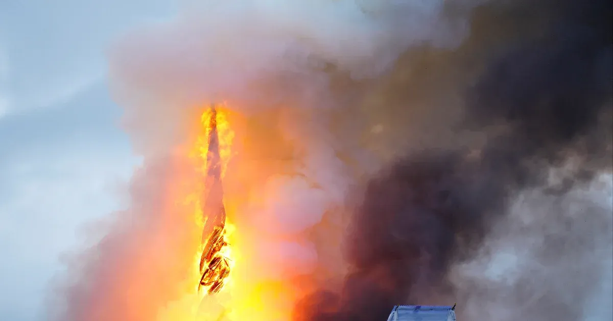 Hatalmas lángokkal ég a koppenhágai árutőzsde történelmi épülete